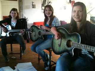 Wir freuen uns über 3 neue Gitarren